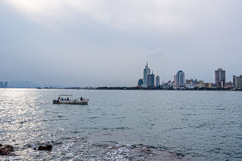 青岛海滨礁石与海岸线日出方向实拍